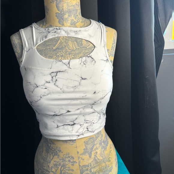 Buff bunny marble peak a boo crop top - Picture 2 of 4